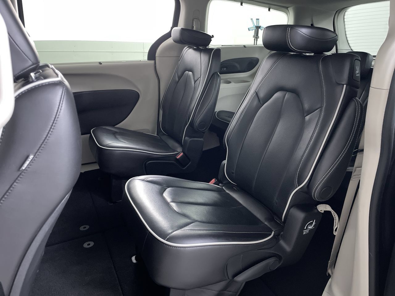 Used 2023 Chrysler Pacifica Limited FWD image 21