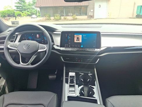Certified 2025 Volkswagen Atlas Cross Sport SE image 15