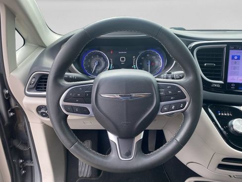 Used 2023 Chrysler Pacifica Touring-L FWD image 12