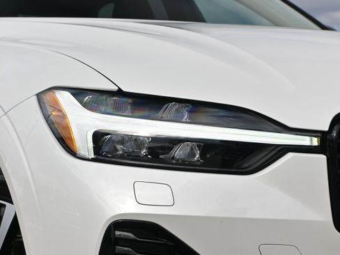 Used 2025 Volvo XC60 B5 Plus image 23