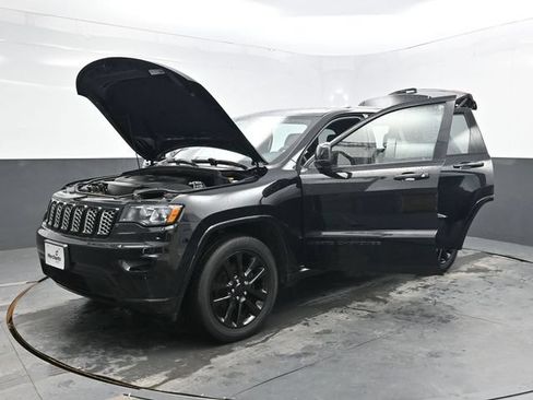 Used 2018 Jeep Grand Cherokee Altitude AWD/4WD image 40