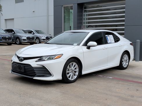 Used 2022 Toyota Camry LE image 5