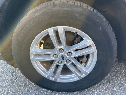 Used 2022 Ford Explorer XLT image 13