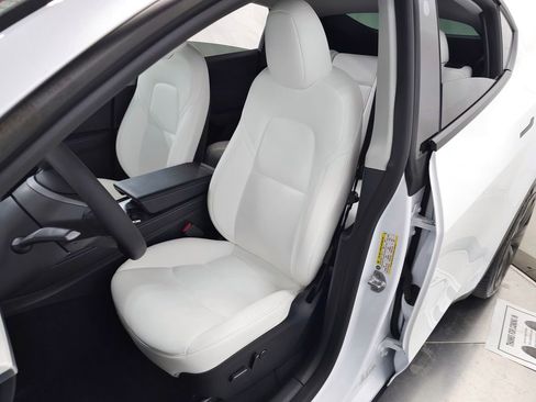 Used 2024 Tesla Model Y Long Range AWD/4WD image 17