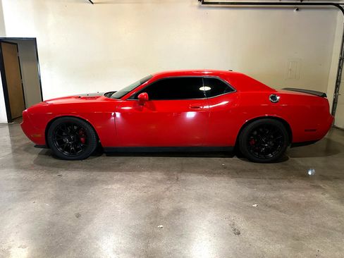 Used 2010 Dodge Challenger SRT8 image 2