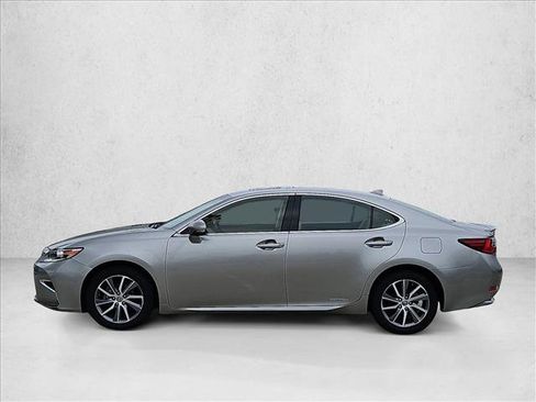 Used 2017 Lexus ES 300h w/ Luxury Package image 8