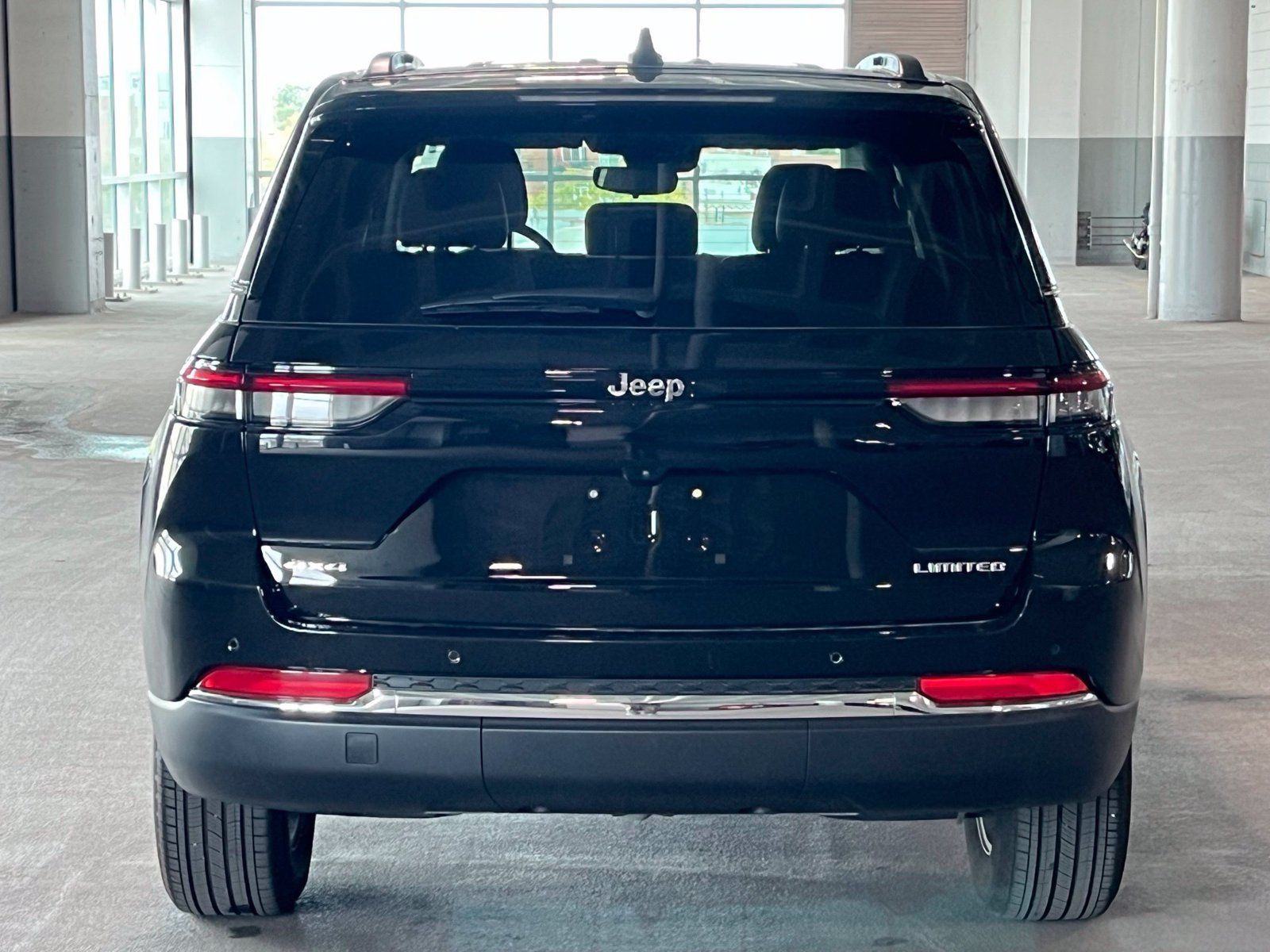 Used 2023 Jeep Grand Cherokee Limited AWD/4WD image 9