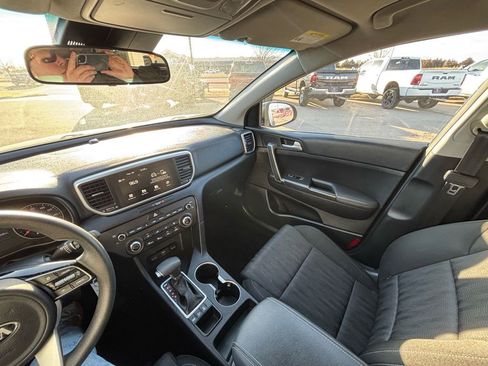 Used 2022 Kia Sportage LX image 11