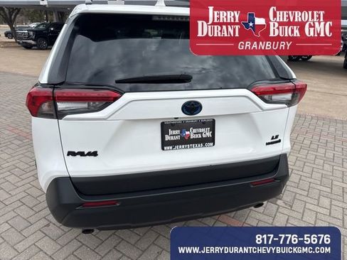 Used 2020 Toyota RAV4 LE image 9