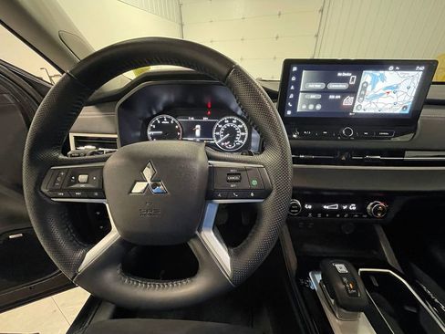Used 2025 Mitsubishi Outlander AWD image 36