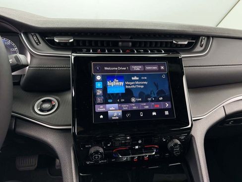 New 2025 Jeep Grand Cherokee Altitude image 34