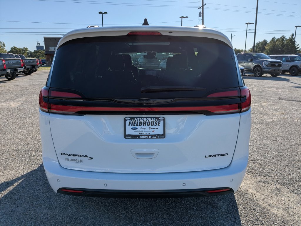 Used 2025 Chrysler Pacifica Limited FWD image 6