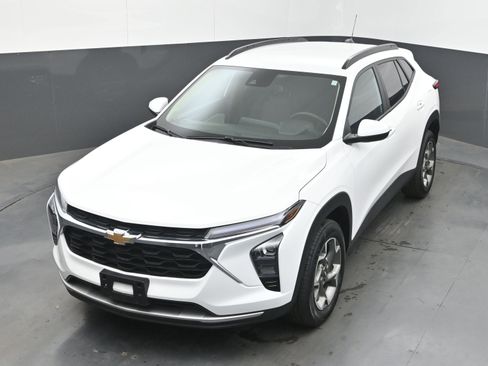 Used 2025 Chevrolet Trax LT w/ LT Convenience Package FWD image 30