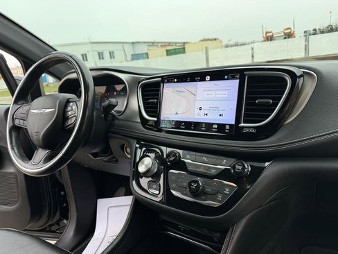 Used 2021 Chrysler Pacifica Limited w/ Uconnect Theater Family Group image 35