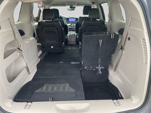 Used 2023 Chrysler Pacifica Touring-L FWD image 27