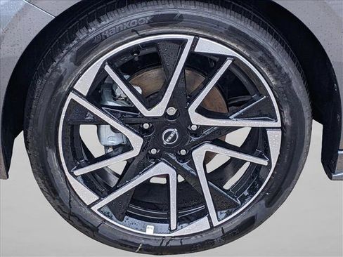 Used 2025 Nissan Sentra SR w/ SR Premium Package image 9