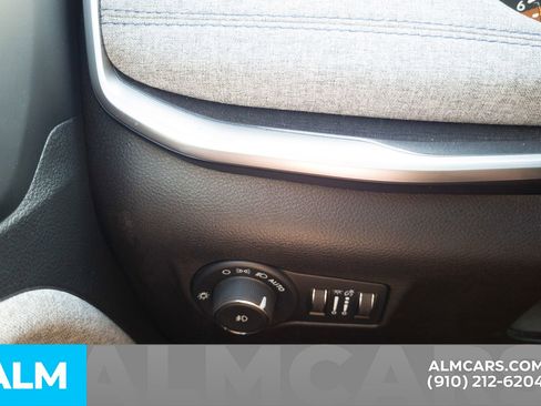 Used 2024 Jeep Compass Latitude image 18