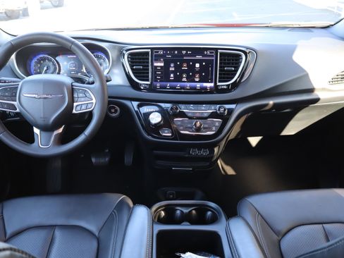 Used 2025 Chrysler Pacifica Select image 14