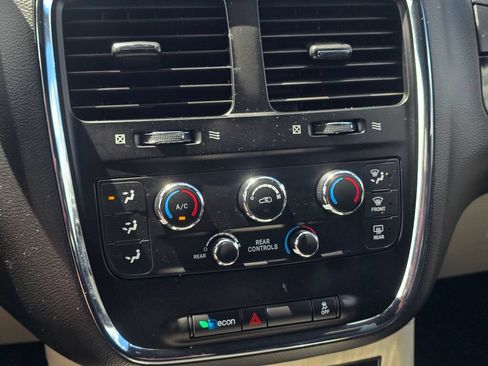 Used 2019 Dodge Grand Caravan SXT w/ Rear Park Assist Package FWD image 30
