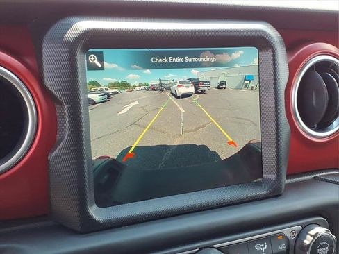 Used 2023 Jeep Gladiator Rubicon w/ Cold Weather Group AWD/4WD image 4