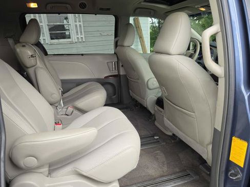 Used 2014 Toyota Sienna XLE FWD image 17