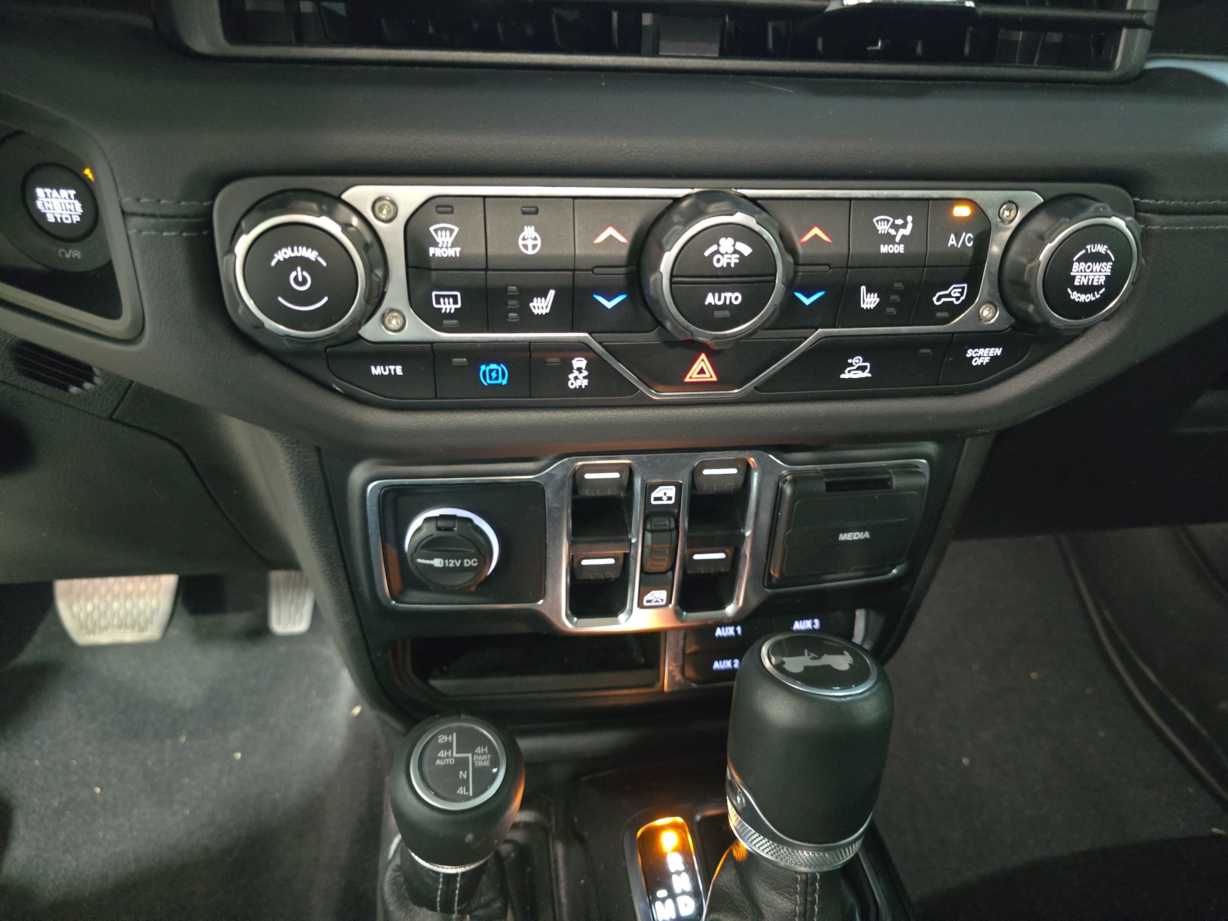 Used 2024 Jeep Wrangler Unlimited Sahara w/ Technology Group AWD/4WD image 21
