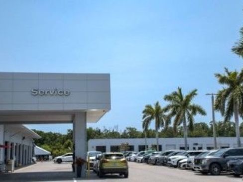 Used 2025 Toyota Tacoma SR5 image 3