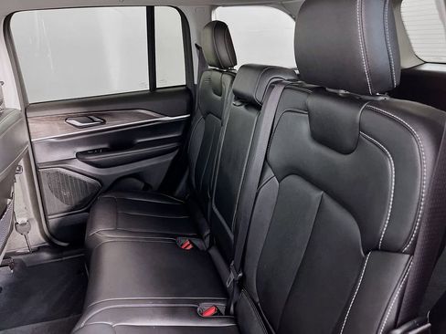 Used 2023 Jeep Grand Cherokee Limited AWD/4WD image 31