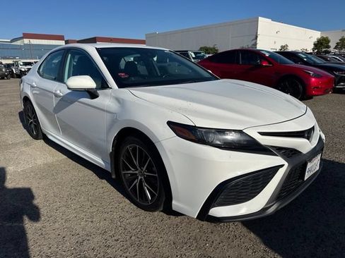 Used 2023 Toyota Camry SE FWD image 3