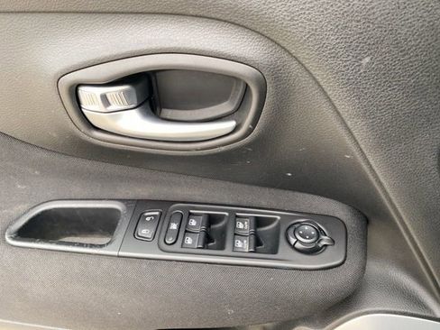 Used 2020 Jeep Renegade Latitude FWD image 18
