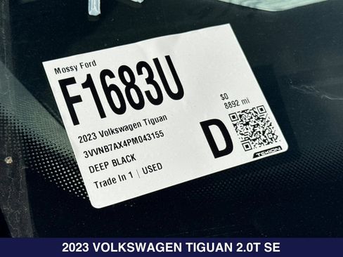 Used 2023 Volkswagen Tiguan SE w/ Panoramic Sunroof Package FWD image 2