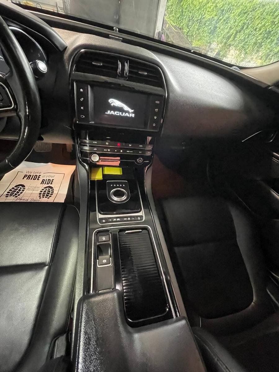 Used 2018 Jaguar XE Premium RWD image 9