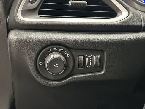 Used 2025 Chrysler Pacifica Select FWD image 19