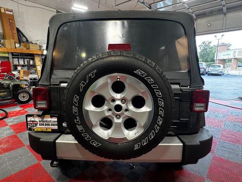 Used 2014 Jeep Wrangler Unlimited Sahara w/ Connectivity Group AWD/4WD image 6