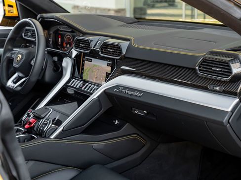 Used 2021 Lamborghini Urus AWD/4WD image 32