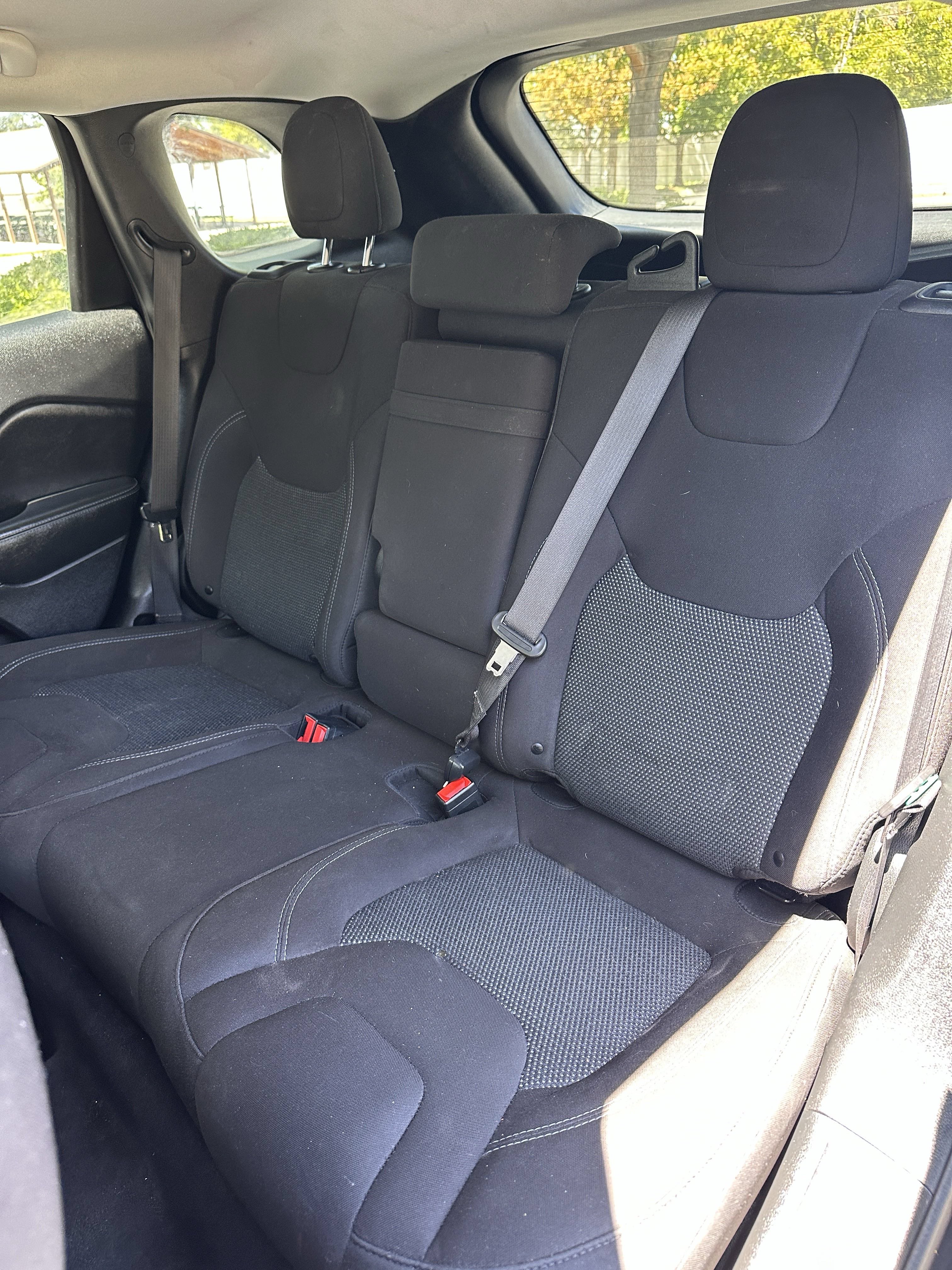 Used 2019 Jeep Cherokee Latitude w/ Popular Appearance Group FWD image 21