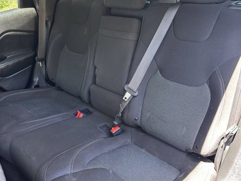 Used 2019 Jeep Cherokee Latitude w/ Popular Appearance Group FWD image 21