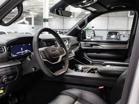 Used 2025 Jeep Wagoneer Series II w/ 8-Passenger Seating Package image 6