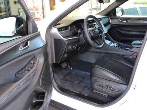 Used 2025 Jeep Grand Cherokee Altitude AWD/4WD image 9