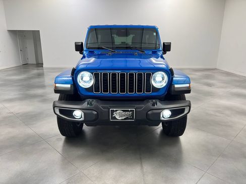 Used 2025 Jeep Wrangler Unlimited Sahara AWD/4WD image 3