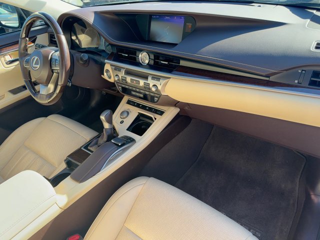 Used 2017 Lexus ES 350 w/ Ultra Luxury Package FWD image 32