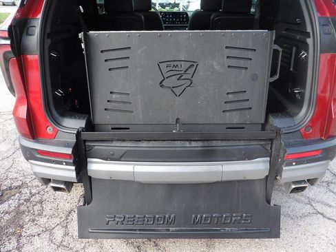 Used 2025 Chevrolet Traverse LT w/ Sun and Wheel Package image 6