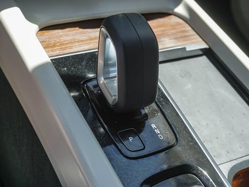 Used 2022 Volvo XC60 B5 Momentum w/ Climate Package FWD image 23