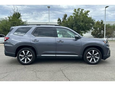 Used 2024 Honda Pilot Touring image 7