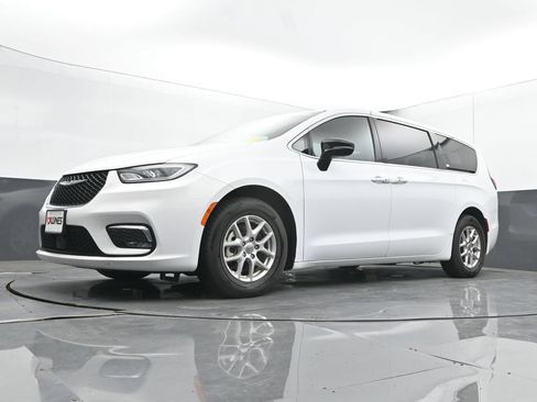 Used 2025 Chrysler Pacifica Select FWD image 44