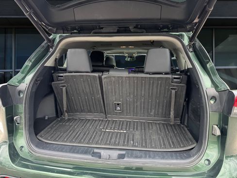 Used 2023 Toyota Highlander XLE AWD/4WD image 12