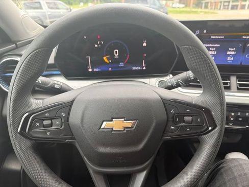 Used 2025 Chevrolet Trax LT FWD image 43