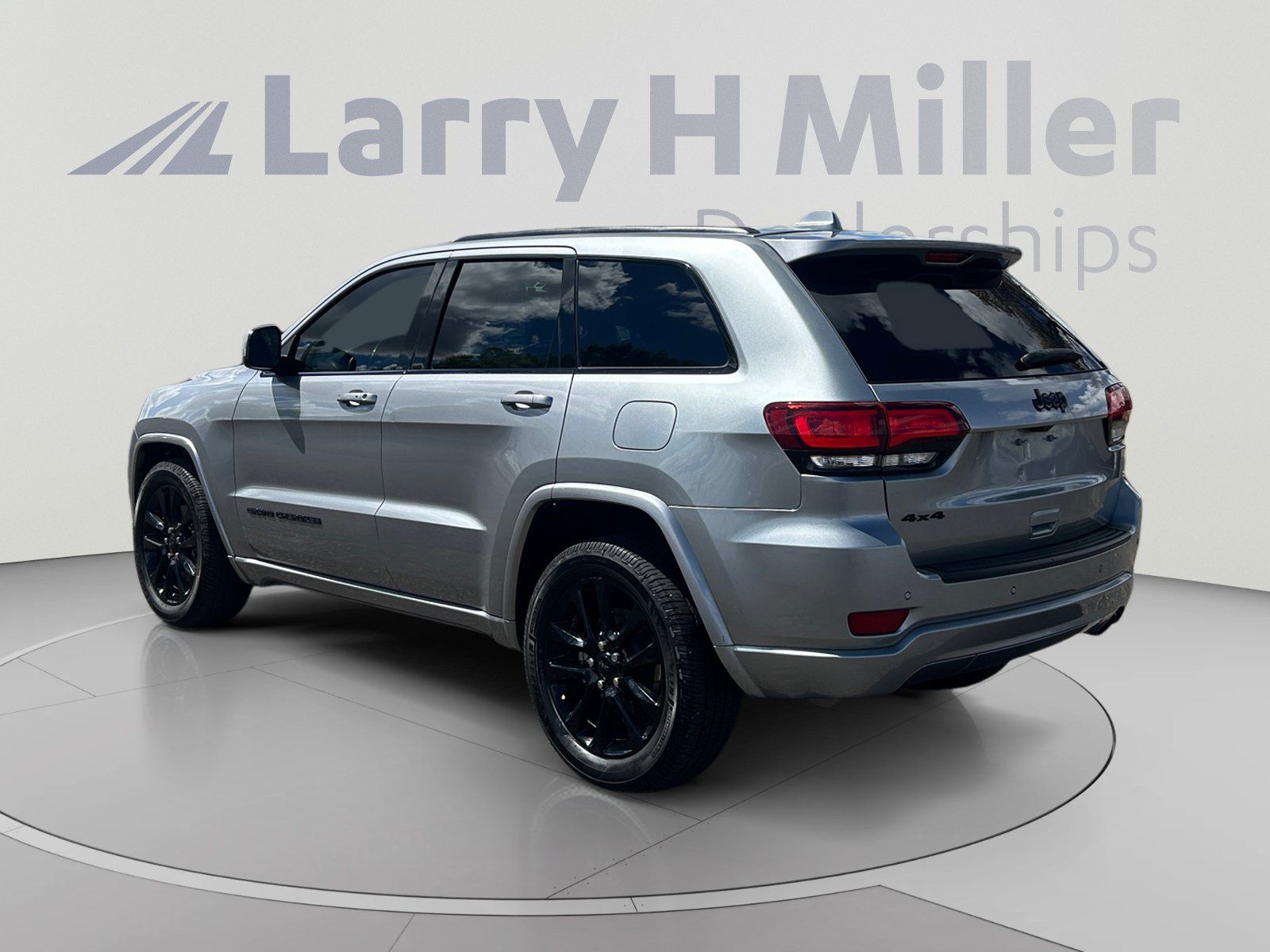 Used 2021 Jeep Grand Cherokee Laredo X AWD/4WD image 3