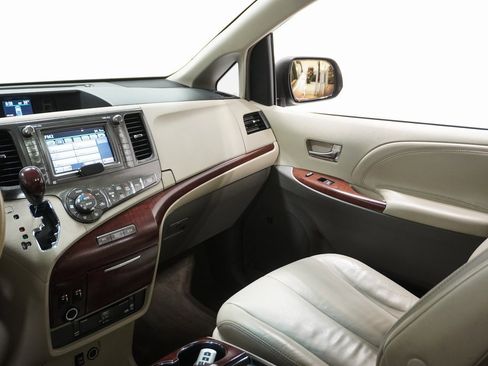 Used 2011 Toyota Sienna Limited w/ Premium Pkg image 21