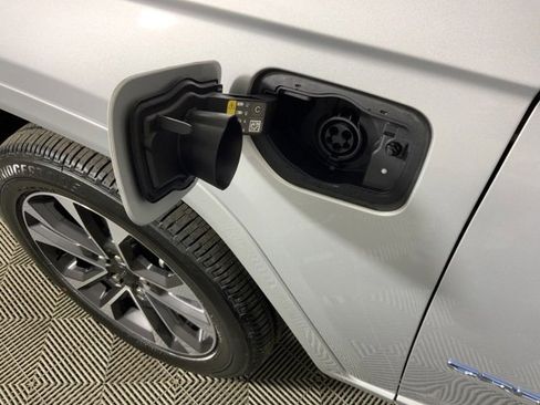 Used 2024 Jeep Grand Cherokee Overland w/ Luxury Tech Group IV image 17